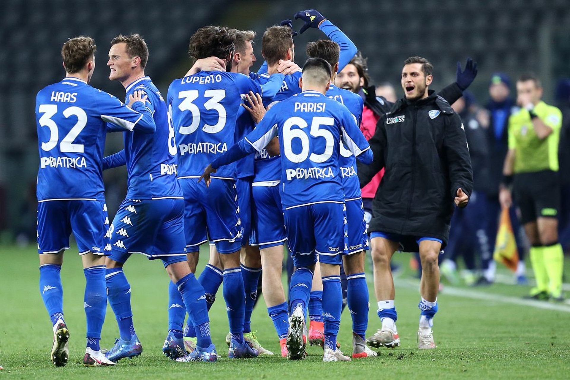 中扮演着极 中扮演着极